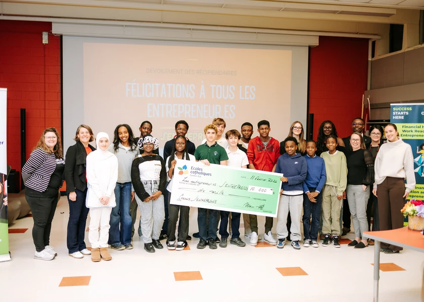 Les élèves du CECCE récipiendaires du concours J'entreprends 2026 posent avec leur chèque.