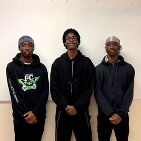 Paul-David Legbo, Allaleh Warsama et Paul-Samuel Legbo représenteront l’École secondaire Franco-Cité à la compétition Place à la jeunesse en entrepreneuriat, qui se tiendra le samedi 8 novembre à l’École de gestion Telfer de l’Université d’Ottawa