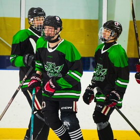 élèves de l'école dans un match de hockey